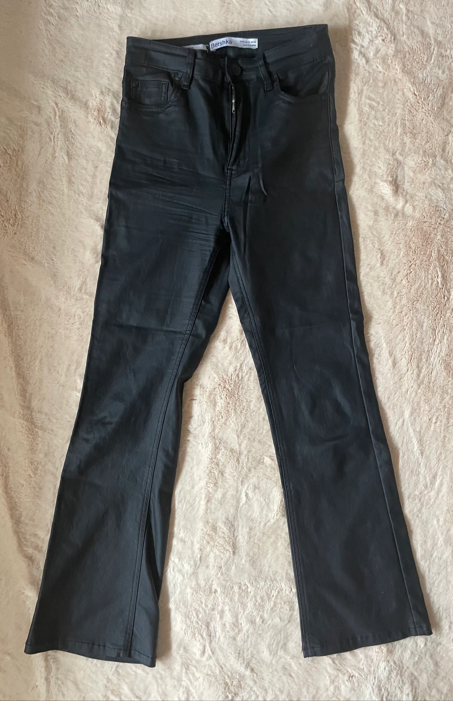 Zwarte Bershka kunstleren flare cropped broek – photo 2